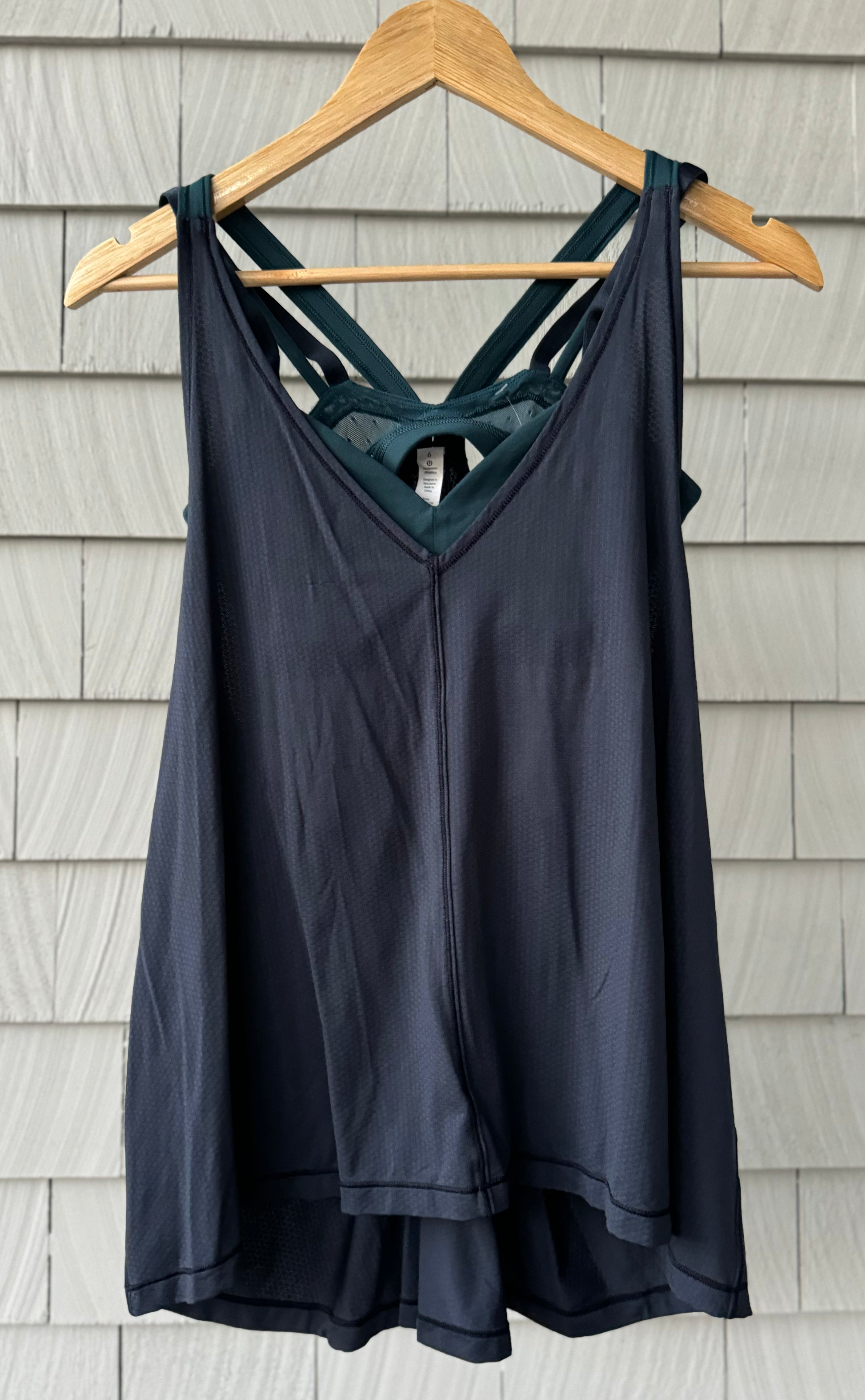 Lululemon Tank Top w/ Built In Bra, Navy/Teal Womens Size 6 in excellent condition — Recycled Lines, Fairfield CT | Premium Sustainable Consignment