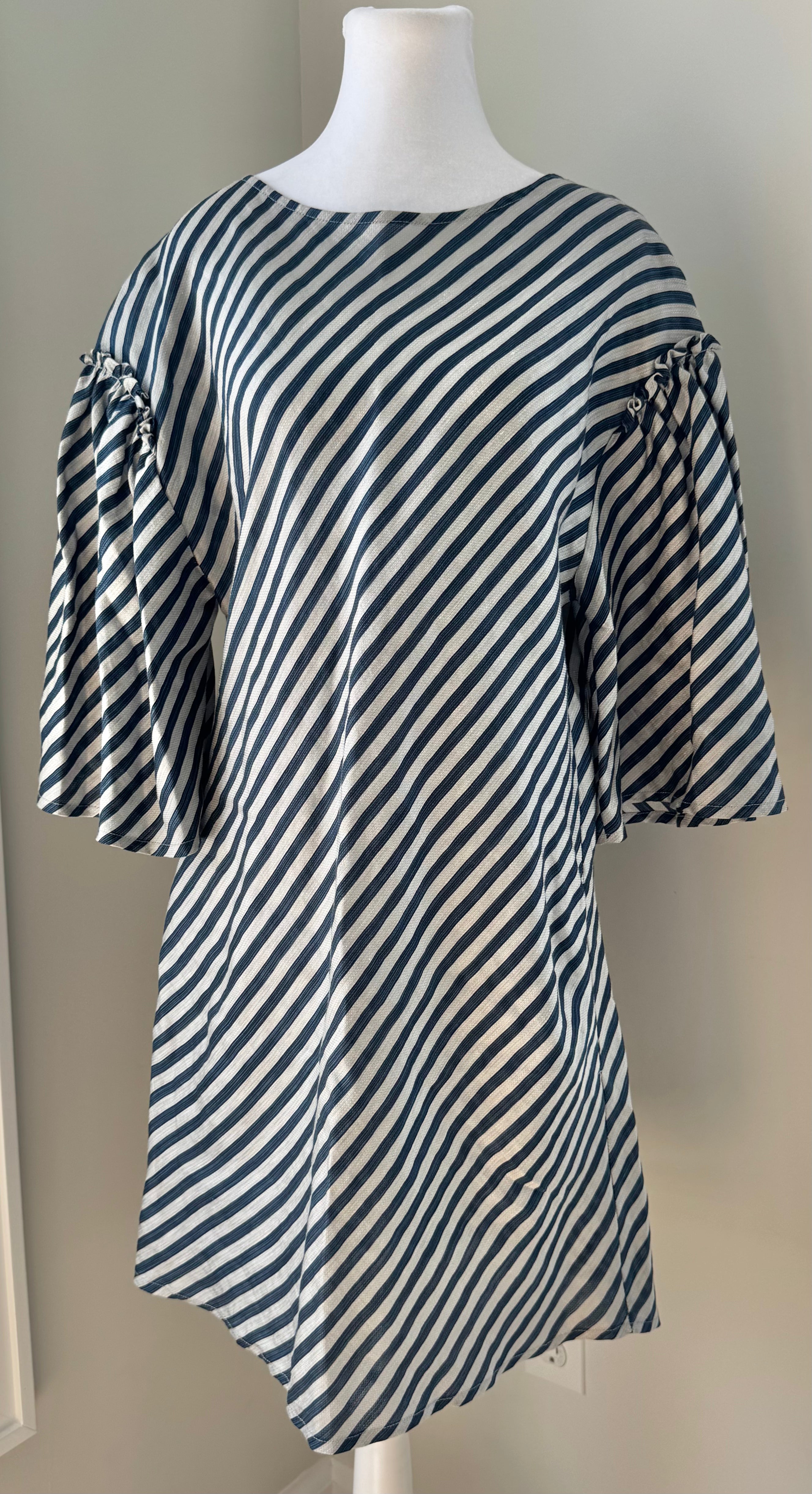 Vineyard Vines Bell Sleeve Dress, Silver/Navy Womens Size M in excellent condition — Recycled Lines, Fairfield CT | Premium Sustainable Consignment