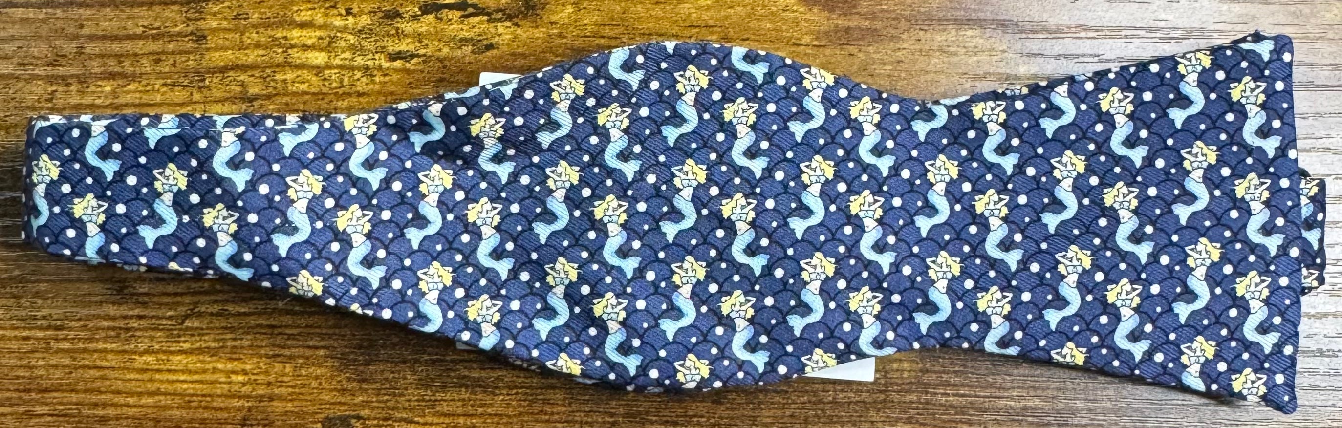 Vineyard Vines Mermaid Bowtie, Blue Mens in excellent condition — Recycled Lines, Fairfield CT | Premium Sustainable Consignment