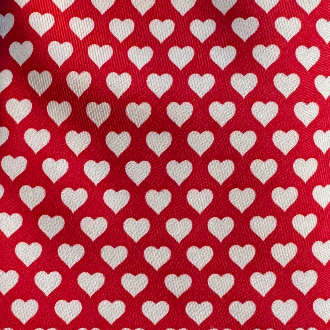 Vineyard Vines Hearts Tie, Red Mens in excellent condition — Recycled Lines, Fairfield CT | Premium Sustainable Consignment