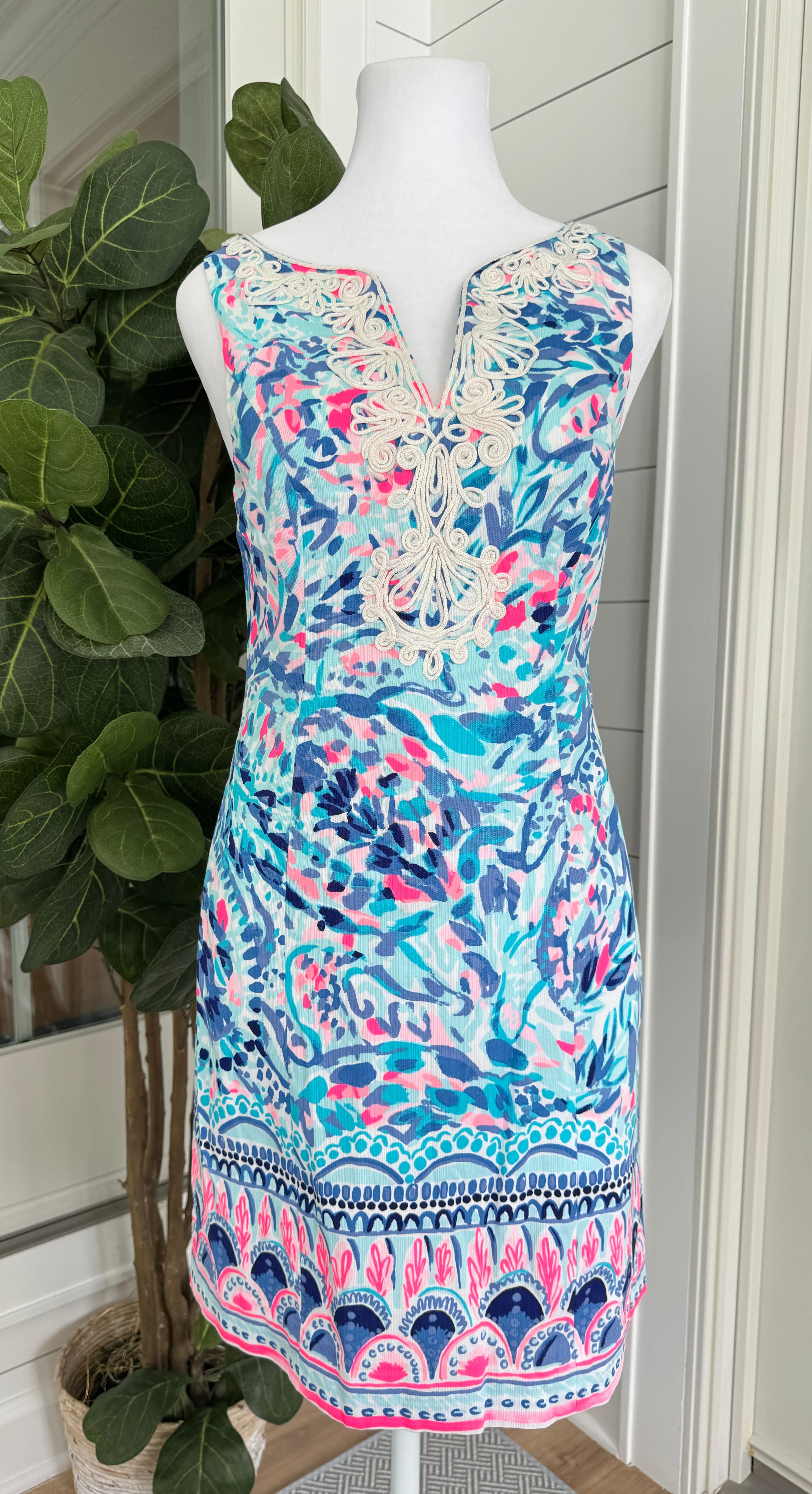 Lilly Pulitzer V-Neck Shift Dress, Blue/Pink Womens Size 0 in excellent condition — Recycled Lines, Fairfield CT | Premium Sustainable Consignment