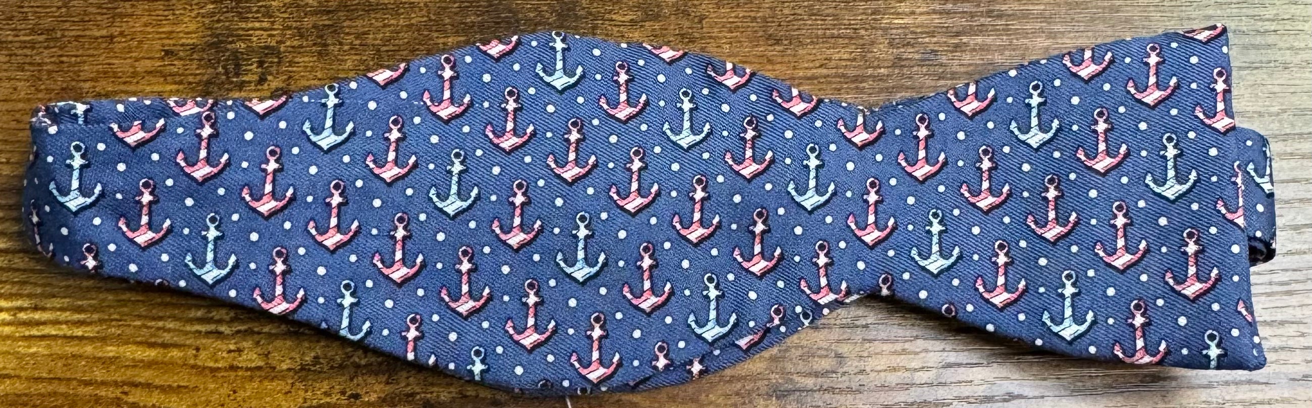 Vineyard Vines Anchor Bowtie, RWB Mens in excellent condition — Recycled Lines, Fairfield CT | Premium Sustainable Consignment