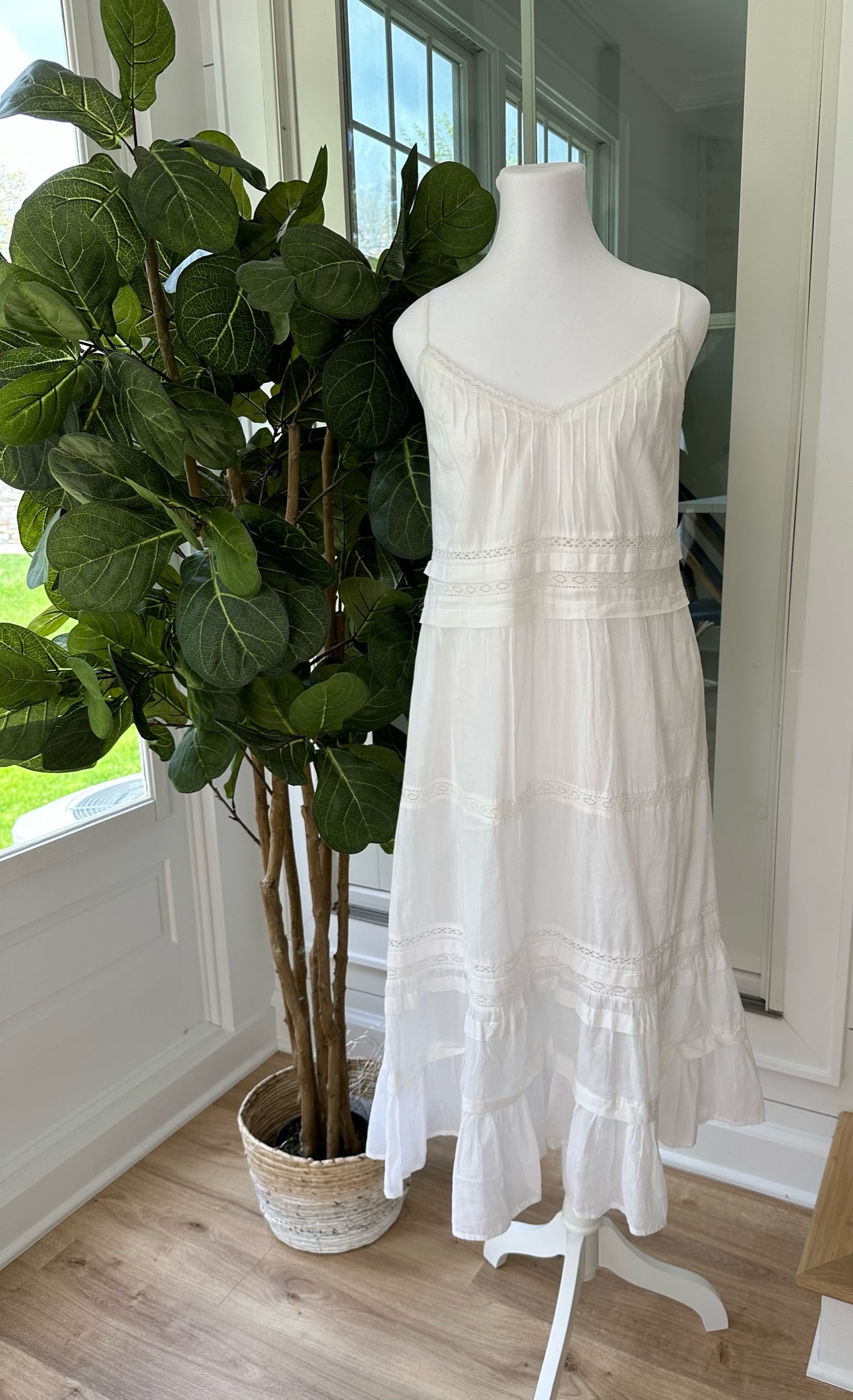 Velvet by Graham & Spencer Dress, Ivory Womens Size M in excellent condition â Recycled Lines, Fairfield CT | Premium Sustainable Consignment