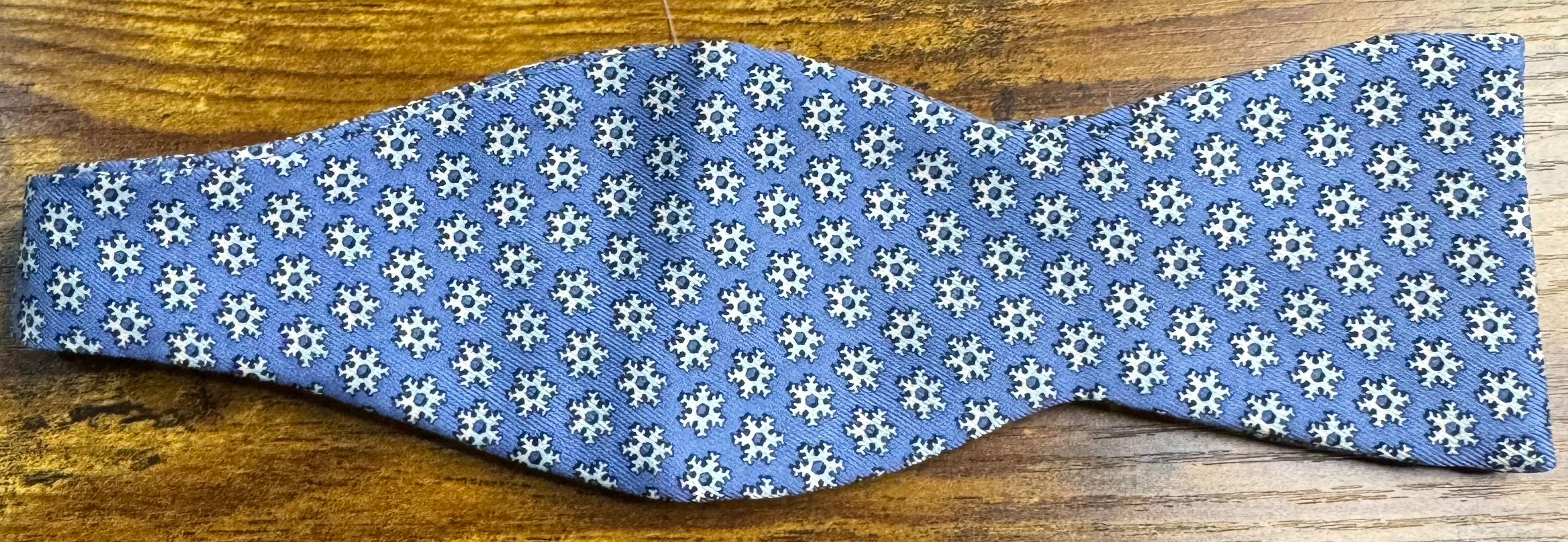 Vineyard Vines Snowflake Bowtie, Blue Mens in excellent condition — Recycled Lines, Fairfield CT | Premium Sustainable Consignment