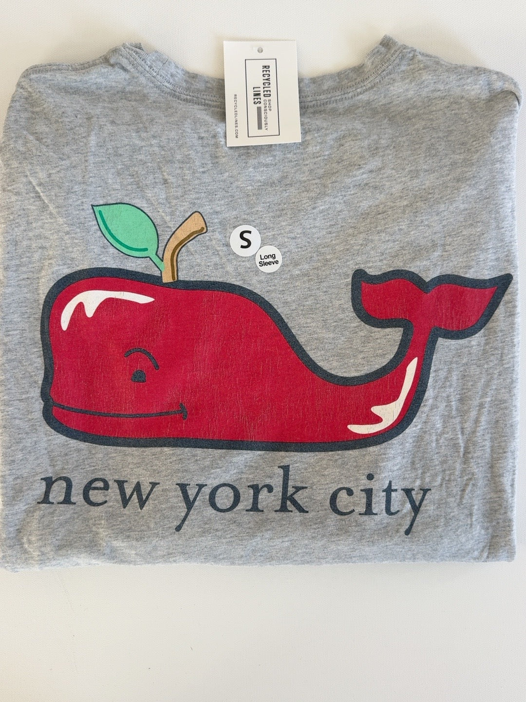 Vineyard Vines NYC long sleeve tee gray men's small, red apple whale New York City graphic